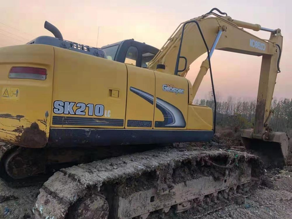 神钢sk210超8挖掘机