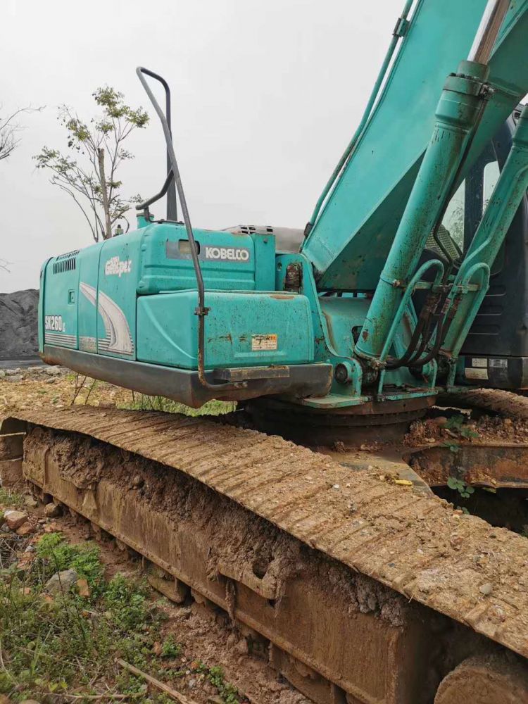 实拍照片11年神钢260超8吨位:26吨年限:2011年小时:不详设备型号:sk