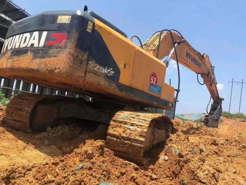 实拍照片20061602号.18年出厂现代215vs.  带锤 .