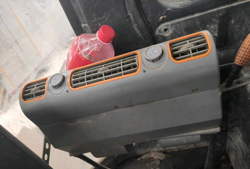 装载机加装的空调出风机出风小