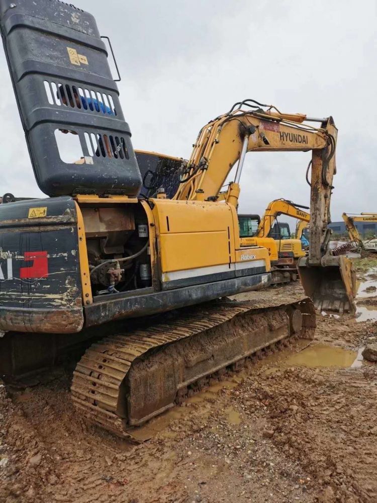 现代r150lc-9 挖掘机