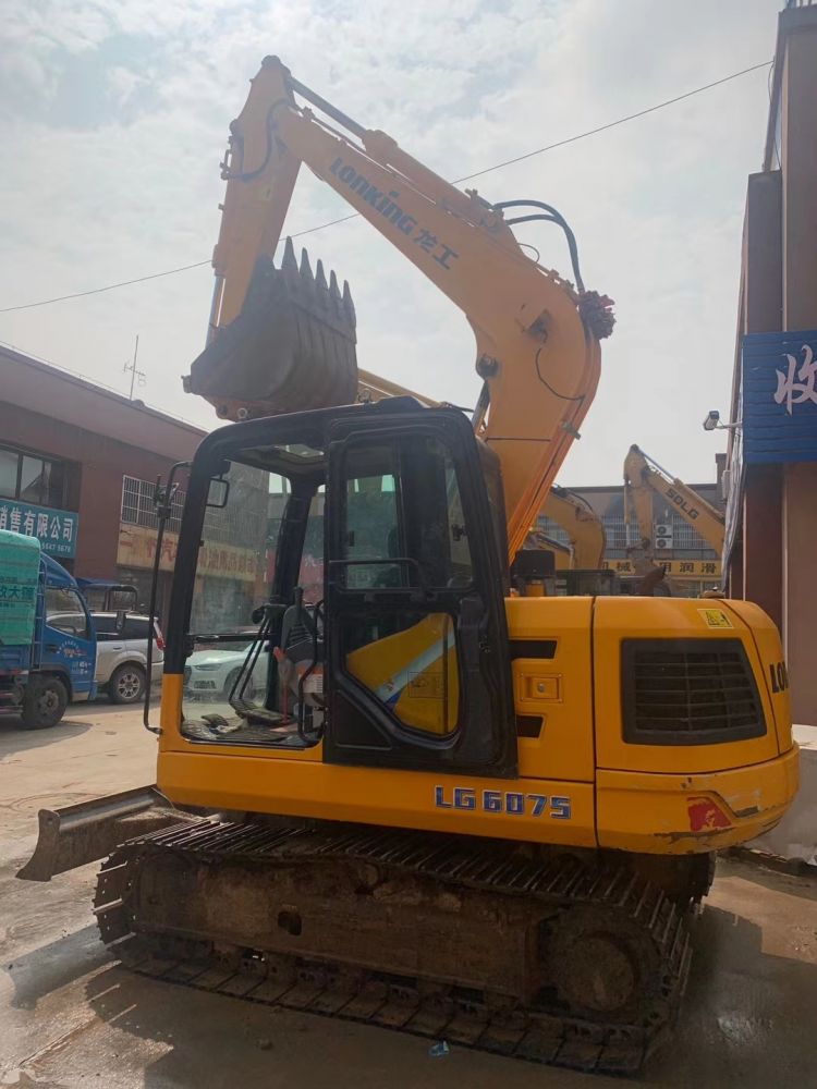龙工lg6075挖掘机